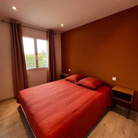 Holiday home Maison 10 Personnes Avec Piscine Jacuzzi, Proche Du Pal Bouce (Allier)